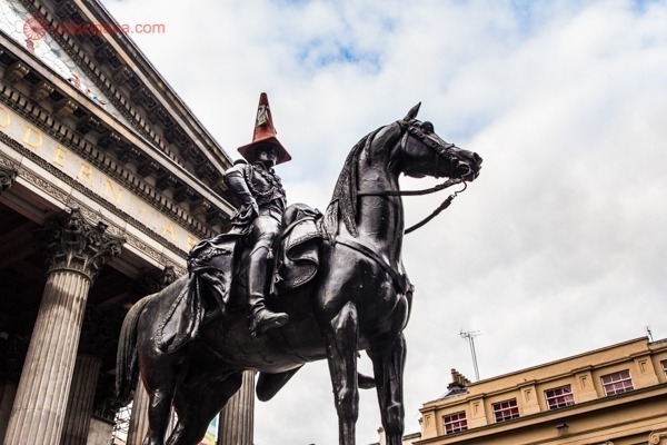 O que fazer em Glasgow: A estátua do Duke of Wellington com o cone na cabeça, em Glasgow, na Escócia, em frente ao GoMA