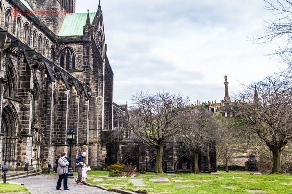 O que fazer em Glasgow: A Glasgow Cathedral com a Necropolis ao fundo.