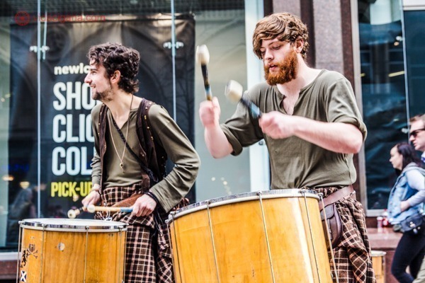 cena musical: atividades culturais acontecendo na rua, no Centro de Glasgow, na Escócia.
