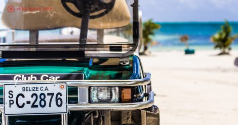 Onde ficar em Belize: Um carrinho de golf na beira do Mar do Caribe