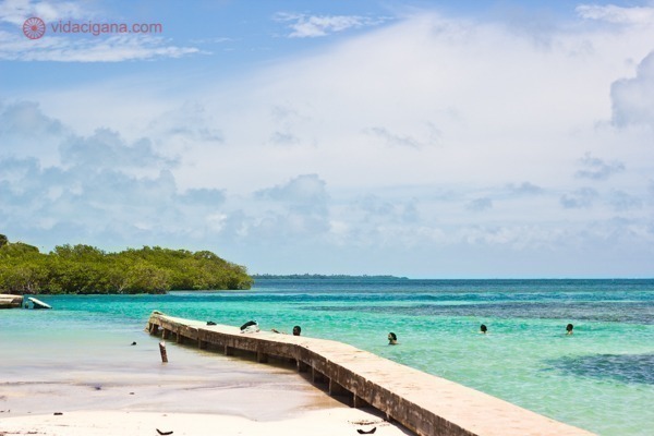Onde ficar em Belize: Uma praia em Caye Caulker, uma das ilhas mais visitadas em Belize, no Mar do Caribe, com águas cristalinas.