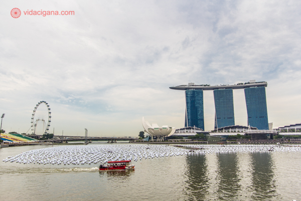 O que fazer em Cingapura: A Marina Bay, com os símbolos do país, o Singapore Flyer e o Marina Bay Sands.