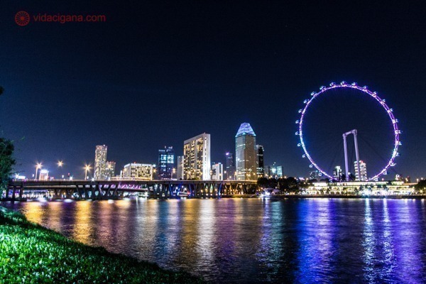O que fazer em Singapura: O skyline de Singapura é um dos mais modernos e icônicos do mundo, cheio de luzes e prédios conhecidos.