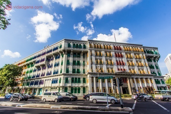 O que fazer em Cingapura: O Ministério de Cultura com suas lindas janelas coloridas, lembrança da presença inglesa no país. 