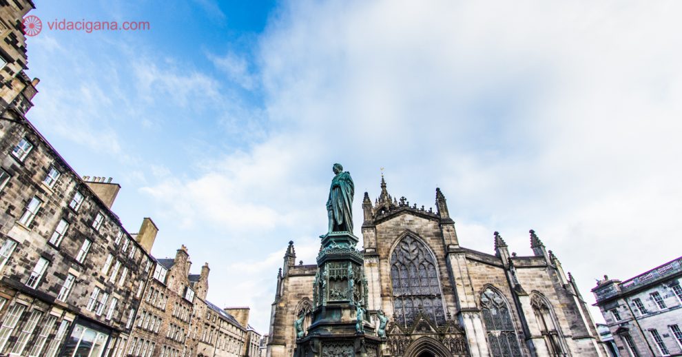O que fazer em Edimburgo: O Parliament Square com a St Giles' Cathedral no fundo.