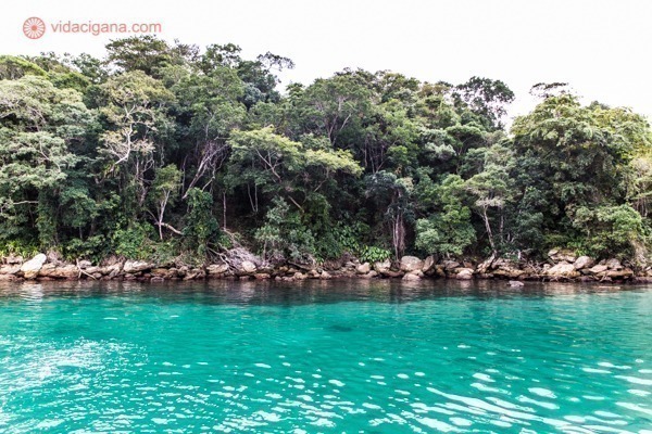Passeios em Angra dos Reis: A Lagoa Azul, com águas perfeitas até em dias nublados.