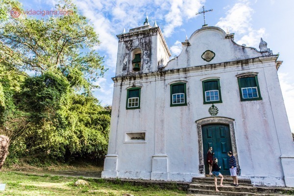 Passeios em Angra dos Reis: Igreja da Freguesia de Santana, na Praia de Araçá, em plena natureza.