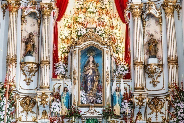 Passeios em Angra dos Reis: O interior da Igreja Matriz de Angra dos Reis, com a imagem de Nossa Senhora da Conceição.