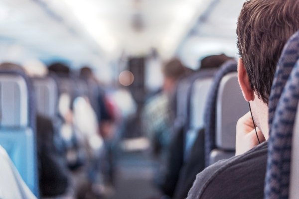 Seguro Viagem Anual: Homem dentro de avião