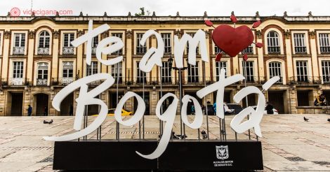 Onde ficar em Bogotá: Uma placa escrita "Te amo Bogotá" na Plaza Bolívar.