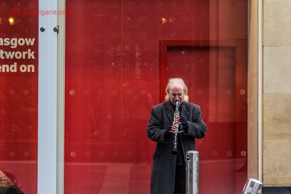 Onde ficar em Glasgow: Um homem toca flauta em rua no Centro de Glasgow