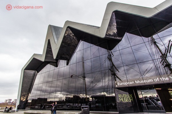 Onde ficar em Glasgow: O Riverside Museum, um dos museus mais premiados com mundo, projetado pela arquiteta Zaha Hadid.