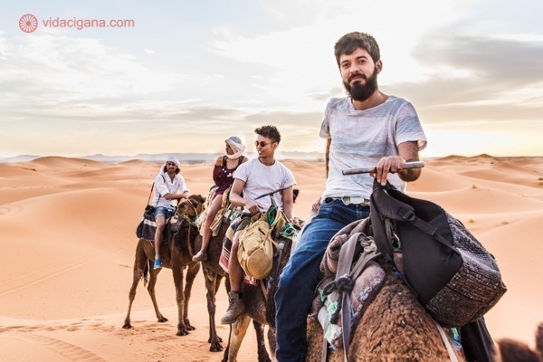 A noite no Saara: Como dormir nas tendas do Deserto no Marrocos: Adentrando o deserto do Saara em dromedários