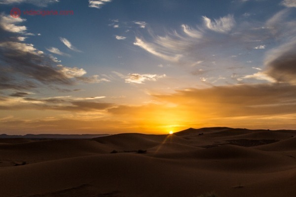 A noite no Saara: Como dormir nas tendas do Deserto no Marrocos: O pôr do sol no deserto do Saara