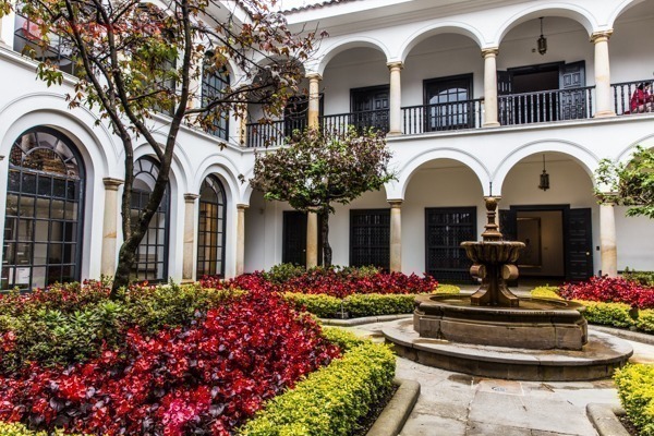 O que fazer em Bogotá: Os jardins dos museus da Candelária, entre o Museo Botero e o MAMU