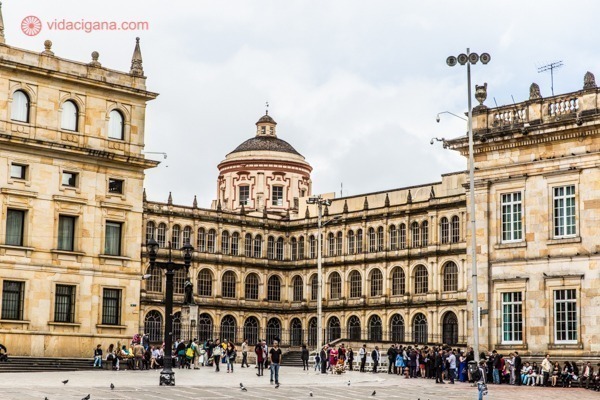 O que fazer em Bogotá: A Plaza de Bolívar, na Candelária