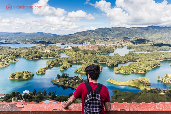 O que fazer em Medellín: O topo da Piedra del Peñol com vista para a reserva de Guatapé