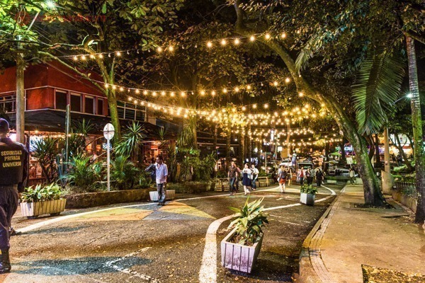 O que fazer em Medellín: O Parque Lleras, todo iluminado, cheio de árvores, bares e restaurantes