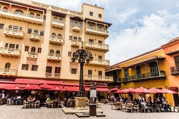 O que fazer em Cartagena: A Plaza Santo Domingo, cheia de restaurantes