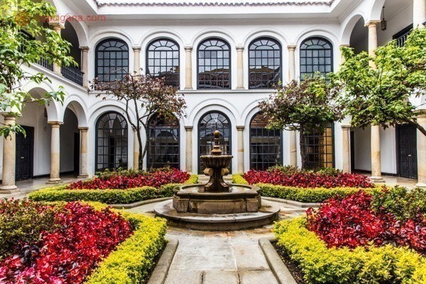 Clima na Colômbia: Os jardins floridos do Museu Botero, na capital Bogotá