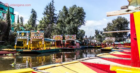 O que fazer na Cidade do México: Navegar pelos canais de Xochimilco a bordo das coloridas trajineras