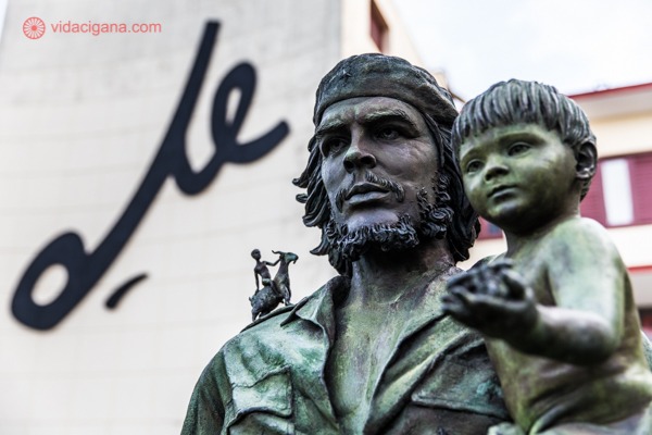 O que fazer em Santa Clara: visitar a estátua de Che e o menino