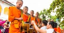 Visto Laos: Monges recebendo alimentos na Ronda das Almas