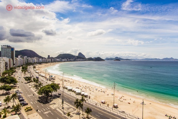 Onde ficar no Rio de Janeiro: A praia de Copacabana, a mais conhecida do Brasil