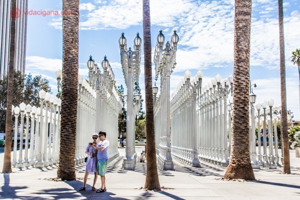 Pontos turísticos de Los Angeles: O LACMA com sua instalação Urban Lights
