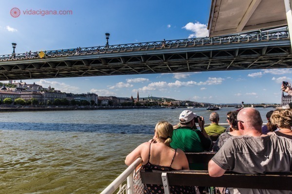 Passeio de barco em Budapeste: Passando por baixo da Ponte das Correntes