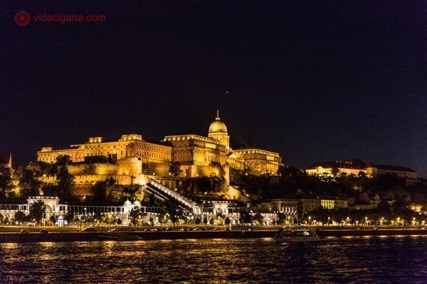 Passeio de barco em Budapeste: O Castelo de Buda no topo da colina