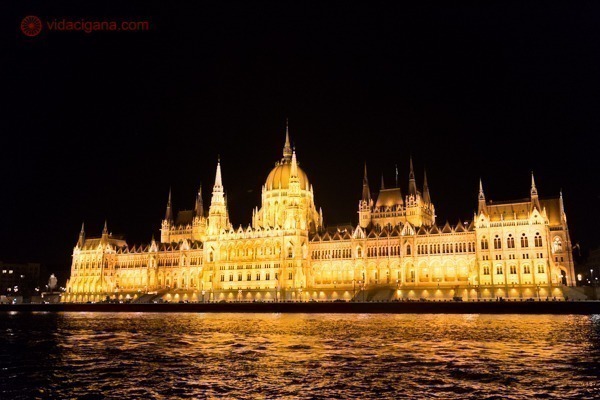 Passeio de barco em Budapeste: O Parlamento aceso a noite