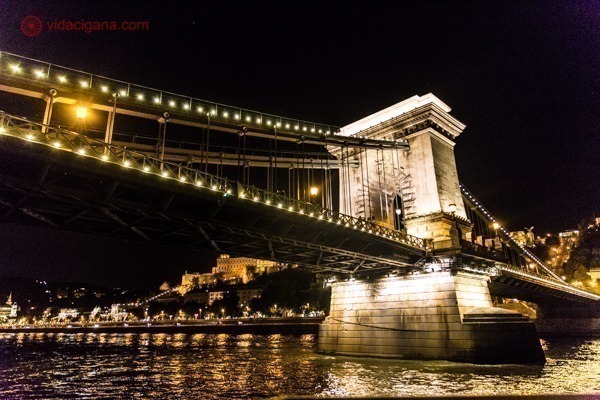 Passeio de barco em Budapeste: Passando por baixo da famosa Ponte das Correntes