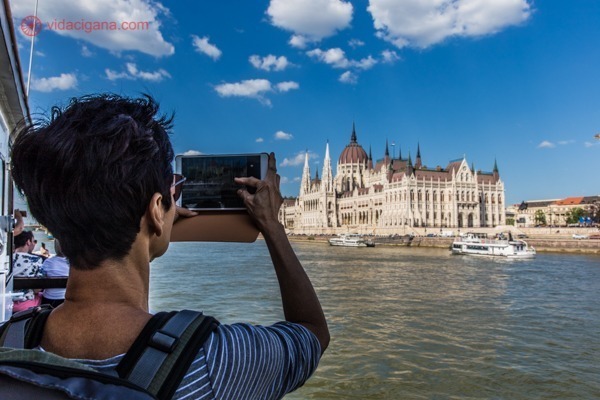 Passeio de barco em Budapeste: uma turista fotografando o Parlamento húngaro a bordo do barco