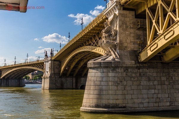 Passeio de barco em Budapeste: Passando por baixo da ponte da Ilha Margarida