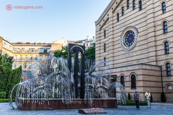 Roteiro por Budapeste: A Grande Sinagoga com seu monumento
