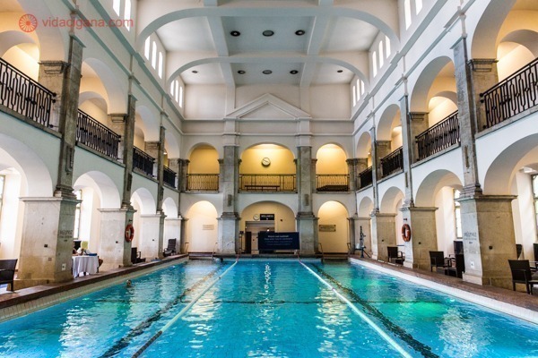 Termas de Budapeste: a piscina de raias