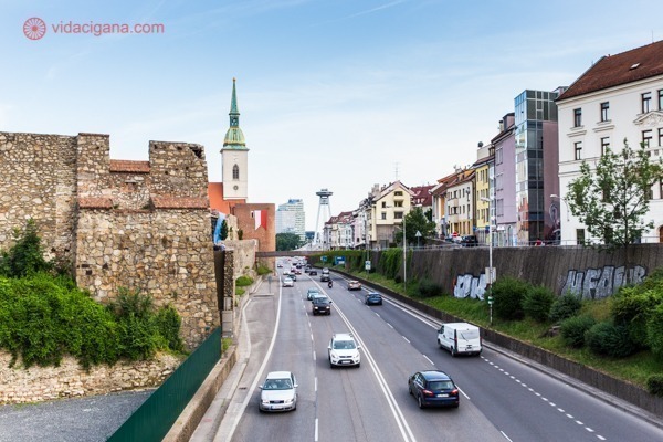 O que fazer em Bratislava: a rodovia do lado da catedral