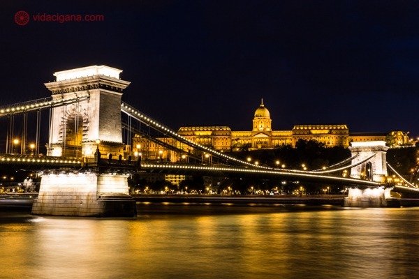 O que fazer em Budapeste: andar pelas margens do rio Danúbio à noite