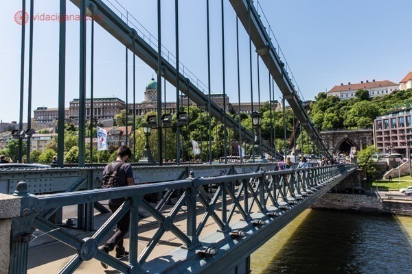 O que fazer em Budapeste: cruzar a Ponte das Correntes a pé é obrigatório
