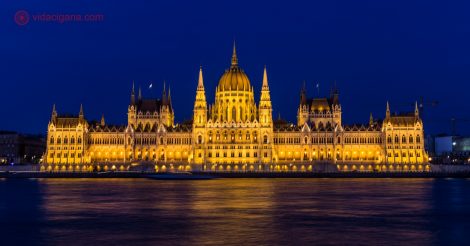 O que fazer em Budapeste: passear pela beira do Danúbio a noite é a melhor parte