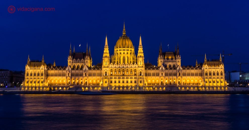 O que fazer em Budapeste: passear pela beira do Danúbio a noite é a melhor parte