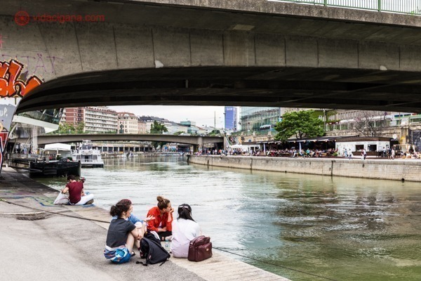 Roteiro em Viena: Caminhada de dia pelo Donaukanal e à noite para beber