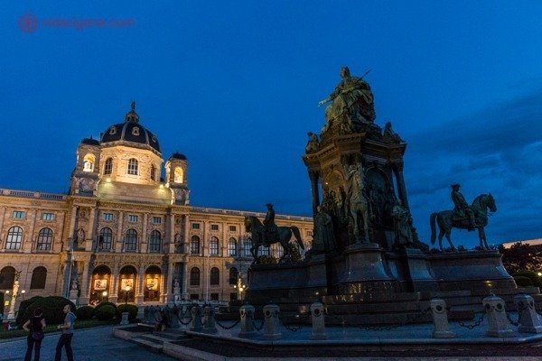Roteiro em Viena: A Maria-Theresen-Platz com o Museu de História da Arte ao fundo.