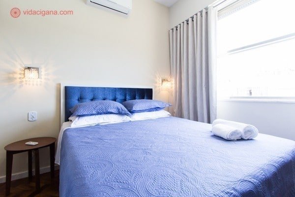 Uma cama com jogo de cama azulado
