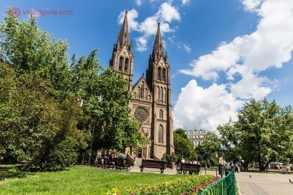 Onde ficar em Praga: A Igreja de Santa Ludmila, com sua arquitetura gótica, e seu jardim cheio de árvores e verde.