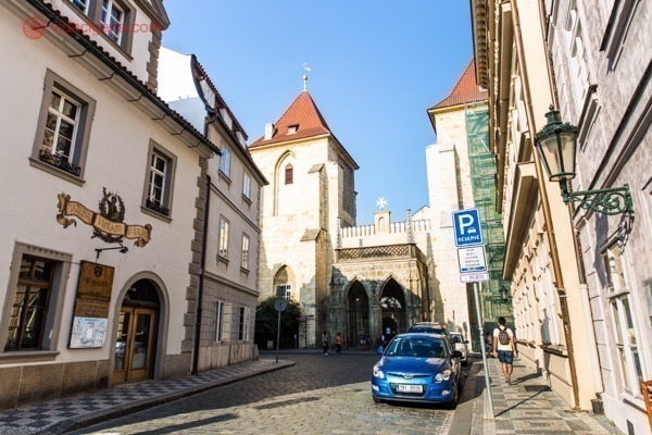 Onde ficar em Praga: Mala Strana, um dos bairros históricos de Praga, com suas ruelas e torres.