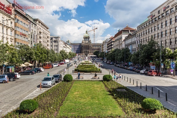 Onde ficar em Praga: A Praça Venceslau, com sua larga avenida cheia de jardins em seu meio e um palácio em seu final.