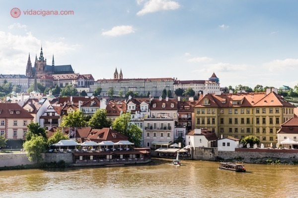 Onde ficar em Praga: O Centro Antigo de Praga visto da Ponte Carlos