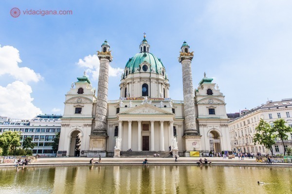 Onde ficar em Viena: Karlsplatz com a igreja ao fundo